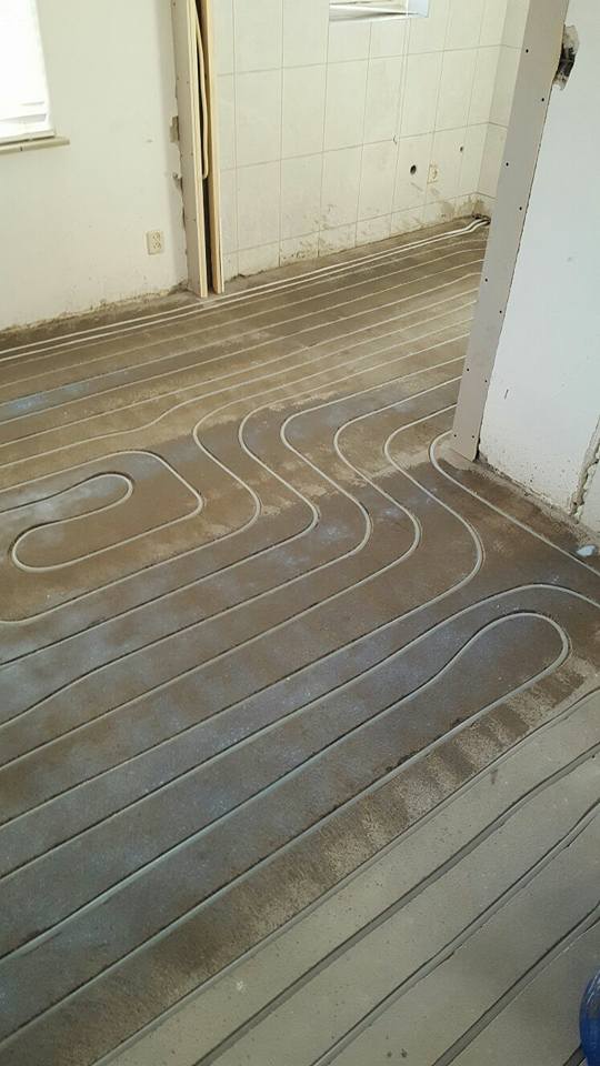 Vloerverwarming buizen onder PVC